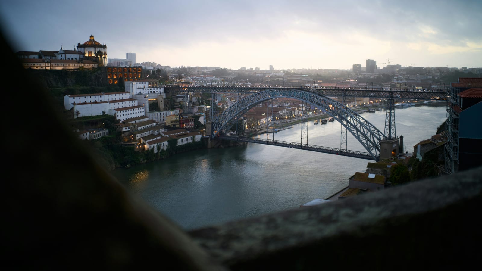 Ponte D. Luís I sobre o rio Douro, no Porto, ao entardecer