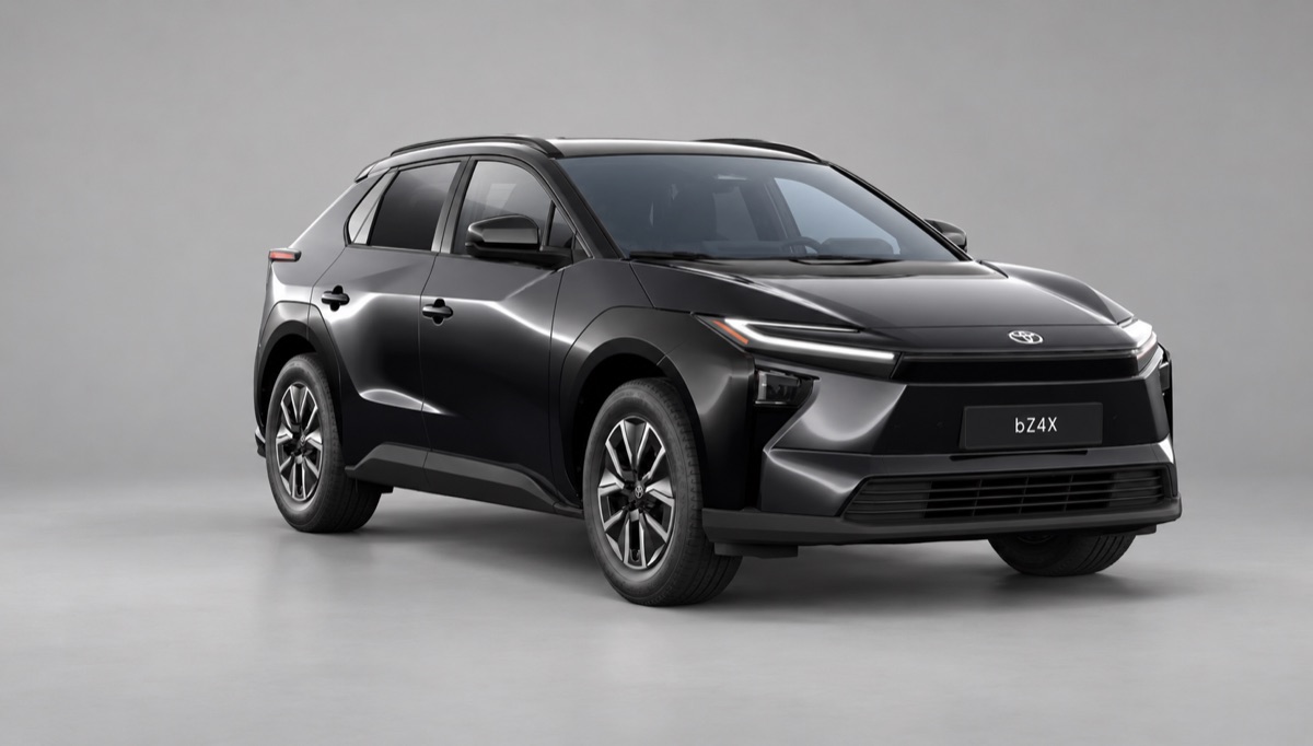 SUV elétrico preto, visto de três quartos, sobre fundo cinzento de estúdio